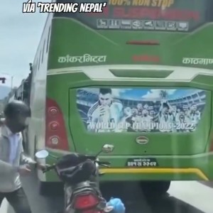 忠实拥趸！一位球迷在堵车时擦拭大巴上的梅西海报，清理灰尘