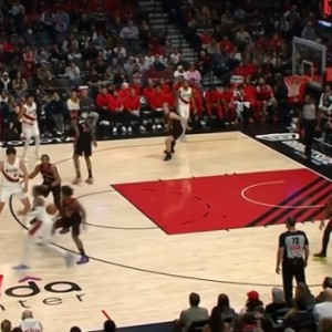 九游体育在线网站-杨瀚森弧顶拿球 和乐福准备配合 简单交球失误了…